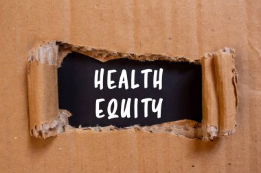 Sağlık Sermayesi mesajı siyah arka planda yırtık karton kağıda yazılmış. Kavramsal Sağlık Sermayesi sembolü. Boşluğu kopyala.