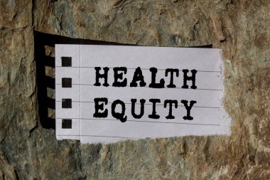 Sağlık Sermayesi mesajı taştan arka planda yırtık kağıt parçasına yazılmış. Kavramsal Sağlık Sermayesi sembolü. Boşluğu kopyala.