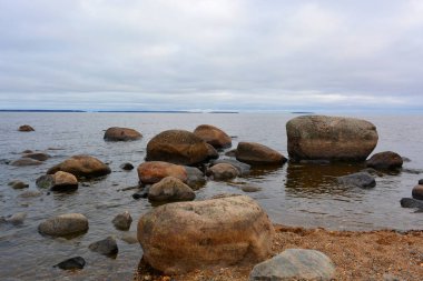Büyük taşlar göl kenarında ve su