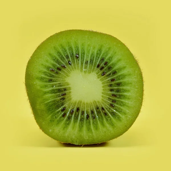 Halbe Kiwi Frucht Auf Gelbem Hintergrund — Stockfoto