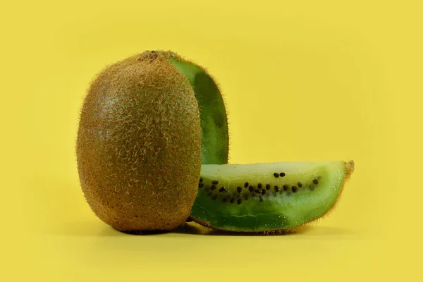 Kiwi Fruit Slice Yellow Background — Stock Photo, Image