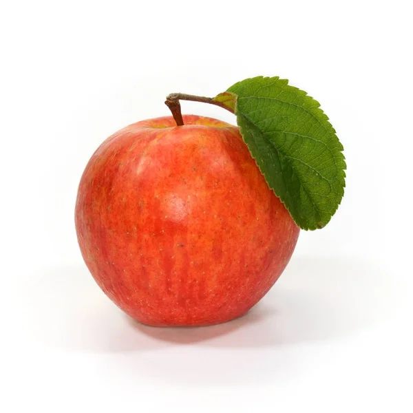 Pomme Rouge Entière Avec Feuille Verte Sur Fond Blanc — Photo