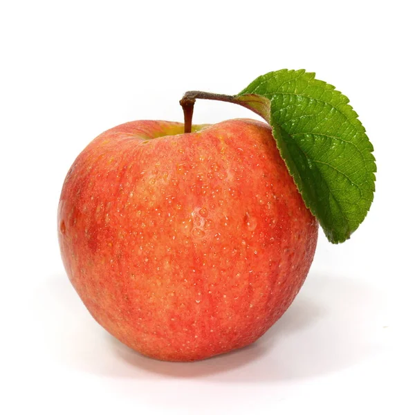 Pomme Rouge Entière Avec Feuille Verte Gouttes Eau Sur Fond — Photo