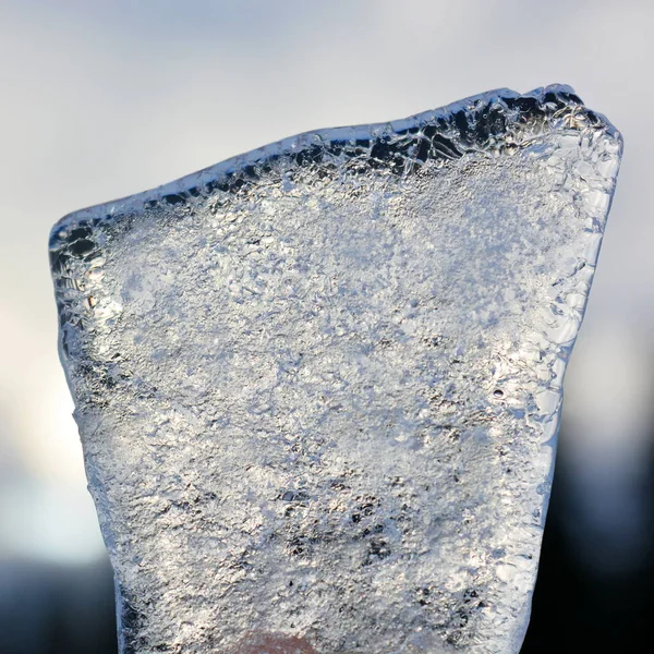Прозрачный Кусок Льда Размытом Естественном Фоне — стоковое фото
