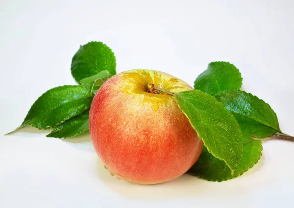 Pomme Rouge Entière Avec Des Feuilles Vertes Isolées Sur Fond — Photo