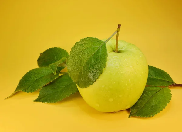 Pomme Verte Entière Avec Gouttes Eau Feuilles Sur Fond Jaune — Photo