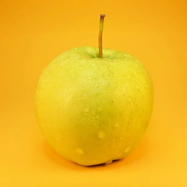 Maçã Verde Inteira Com Gotas Água Fundo Amarelo Brilhante — Fotografia de Stock