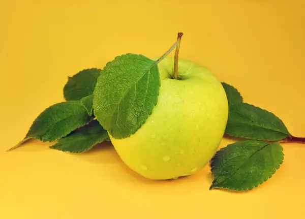 Whole Green Apple Water Drops Branch Leaves Bright Yellow Background — Stock Photo, Image