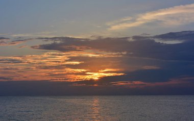Sonsuz deniz manzarası. Gün batımı ayna su yüzeyine yansıyor.
