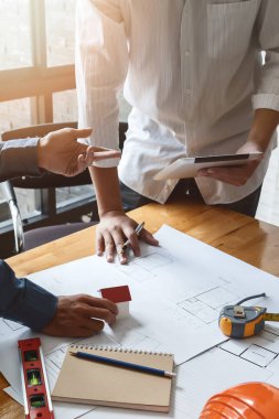 Ofiste birlikte çalışan kendine güvenen bir mimar ekibi. Sonra da masa başında yeni bir başlangıç projesi hakkında tartışıyorlar. Mimar, mühendisle ofisteki proje, mimari konsept hakkında görüştü