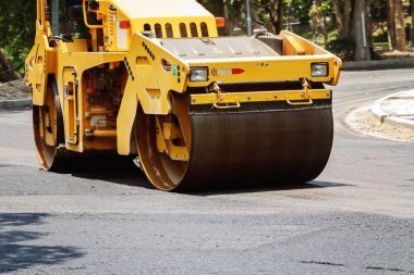 Yeni yol yapımı üzerinde çalışma yol silindirleri