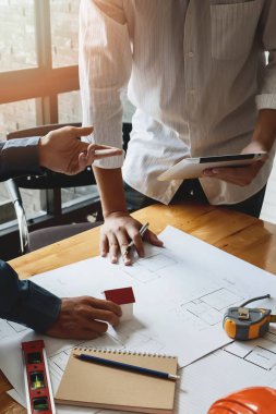 Ofiste birlikte çalışan kendine güvenen bir mimar ekibi. Sonra da masa başında yeni bir başlangıç projesi hakkında tartışıyorlar. Mimar, mühendisle ofisteki proje, mimari konsept hakkında görüştü