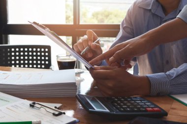 İş ekibi toplantısı ve proje planı. İş adamları toplantı odasında tartışıyor. İş projesinde birlikte çalışan profesyonel bir yatırımcı. Finans yöneticilerinin görevi.