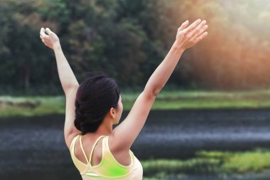 Genç Asyalı kadın runner egzersiz oturum sonrası dinlenme