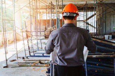 İnşaat alanında bina planı ile mühendis