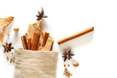 Kabuk tarçın ve baharat olan torba kuru zencefil