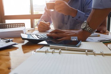 İş ekibi toplantısı ve proje planı. İş adamları toplantı odasında tartışıyor. İş projesinde birlikte çalışan profesyonel bir yatırımcı. Finans yöneticilerinin görevi.