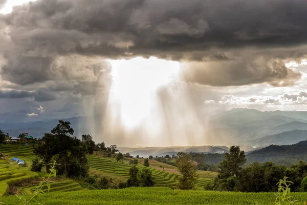 Sunbeam Hegyen Eső Vihar Felhők — Stock Fotó