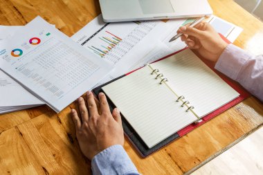 Onun planı proje üzerinde çalışmak için bir kalem tutan işadamı