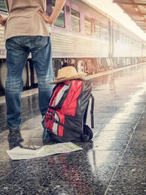 Gezgin tren istasyonunda sırt çantası ile alt kısmı. Seyahat kavramı.