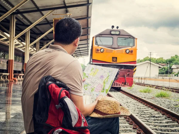 Cestující Sedí Při Pohledu Mapu Vlakovém Nádraží Cestovní Koncept — Stock fotografie
