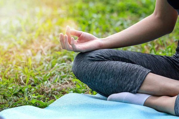 Genç kız Yoga (lotus poz yaparken yakın çekim)