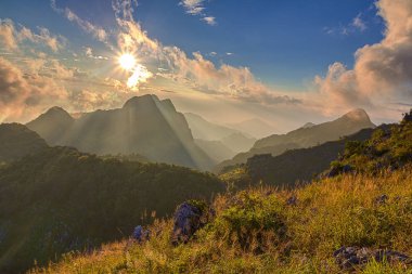 Güzel yaz sunrise dağlar, Chiang dao - Chiang mai, Tayland