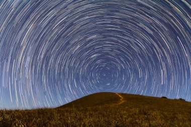Star yollar tepeden gösterilen uzun pozlama görüntü