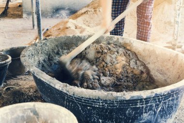 Bir işçi inşaat sitedeki çimento karıştırma