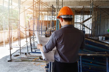 İnşaat alanında bina planı ile mühendis