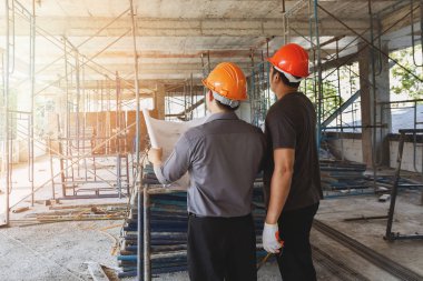 Foreman'la şantiye Binası Projesi konusunda konuşurken mühendisi