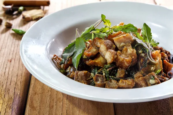 Comida Tailandesa Arroz Cubierto Con Cerdo Rayado Salteado Albahaca — Foto de Stock