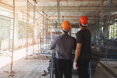 Foreman'la şantiye Binası Projesi konusunda konuşurken mühendisi
