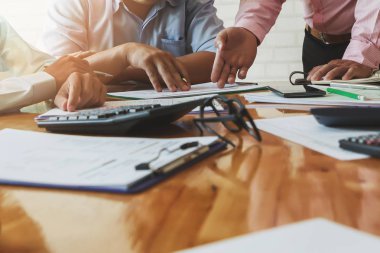 İş ekibi toplantısı ve proje planı. İş adamları toplantı odasında tartışıyor. İş projesinde birlikte çalışan profesyonel bir yatırımcı. Finans yöneticilerinin görevi.