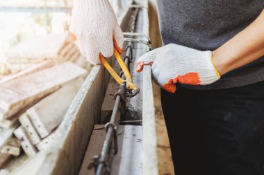 Kerpeten kullanarak el beton üzerine dökülür önce demir çelik tel bağlamak işçilerin yakın çekim.
