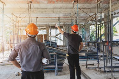 Foreman'la şantiye Binası Projesi konusunda konuşurken mühendisi