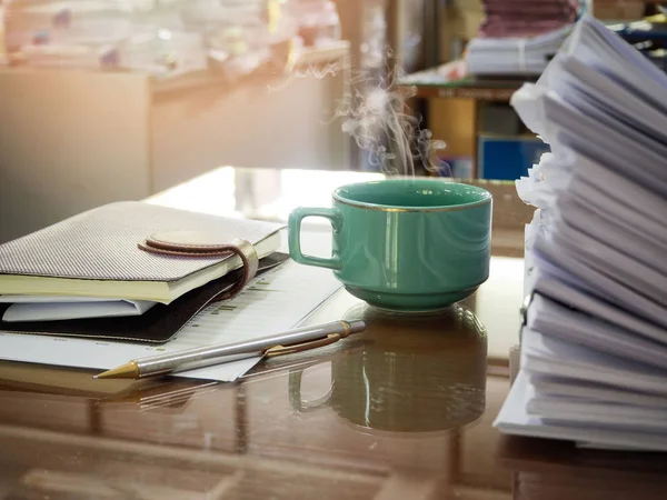 Close Van Een Kopje Koffie Office Supplies Balie Kantoor Bij — Stockfoto