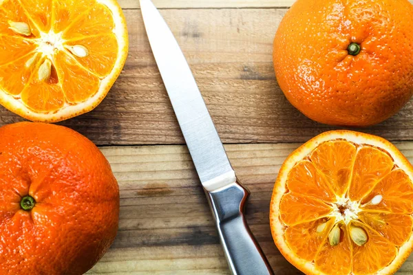 Taze portakal ve ahşap masa üzerinde bıçak