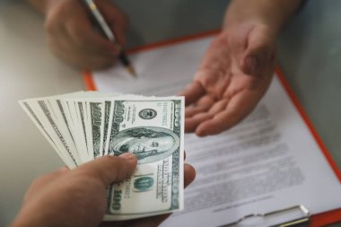 Yüz dolar faturaları toplu sunan adam. Bir anlaşma, iş sözleşmesi detaylarının sözleşme imzalama iş adamı yakın çekim.