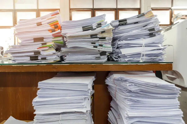 Großaufnahme Von Geschäftsdokumenten Stapeln Sich Auf Dem Schreibtisch Berichtspapiere Stapeln — Stockfoto