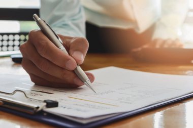 Yazma veya rapor kağıt üzerinde işaret eden işadamı. İş stratejisi kavramı.