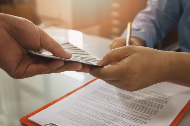 Yüz dolar faturaları toplu sunan adam. Bir anlaşma, iş sözleşmesi detaylarının sözleşme imzalama iş adamı yakın çekim.