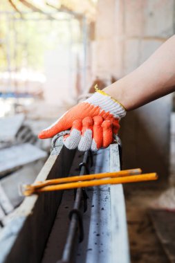 Kerpeten kullanarak el beton üzerine dökülür önce demir çelik tel bağlamak işçilerin yakın çekim.