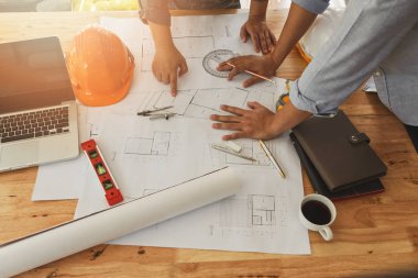 Mimar ya da çalışma planı, mimari konsepti. Toplantı ve proje planını tartışıyor mimar ekibiyle tartışan mühendislik. Mühendis mimar proje hakkında tartışıyor