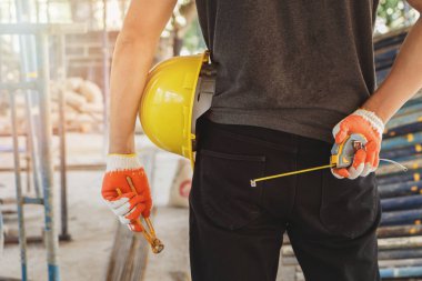 İnşaat işçisi kask inşaat alanında bina ile