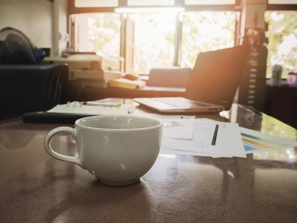 Primer Plano Una Taza Café Documentos Comerciales Escritorio —  Fotos de Stock