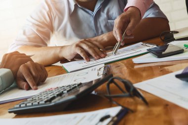 İş ekibi toplantısı ve proje planı. İş adamları toplantı odasında tartışıyor. İş projesinde birlikte çalışan profesyonel bir yatırımcı. Finans yöneticilerinin görevi.