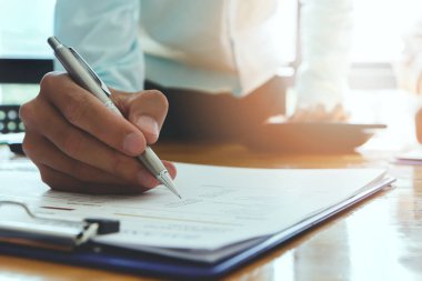 Yazma veya rapor kağıt üzerinde işaret eden işadamı. İş stratejisi kavramı.