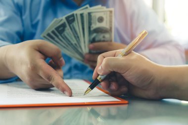 Yüz dolar faturaları toplu sunan adam. Bir anlaşma, iş sözleşmesi detaylarının sözleşme imzalama iş adamı yakın çekim.