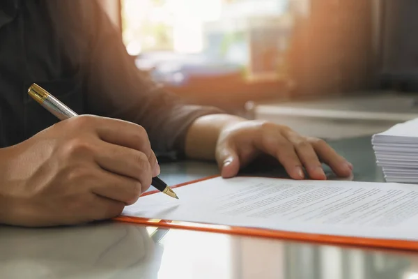 Close Homem Negócios Assinando Contrato Fazendo Acordo Detalhes Contrato Negócios — Fotografia de Stock